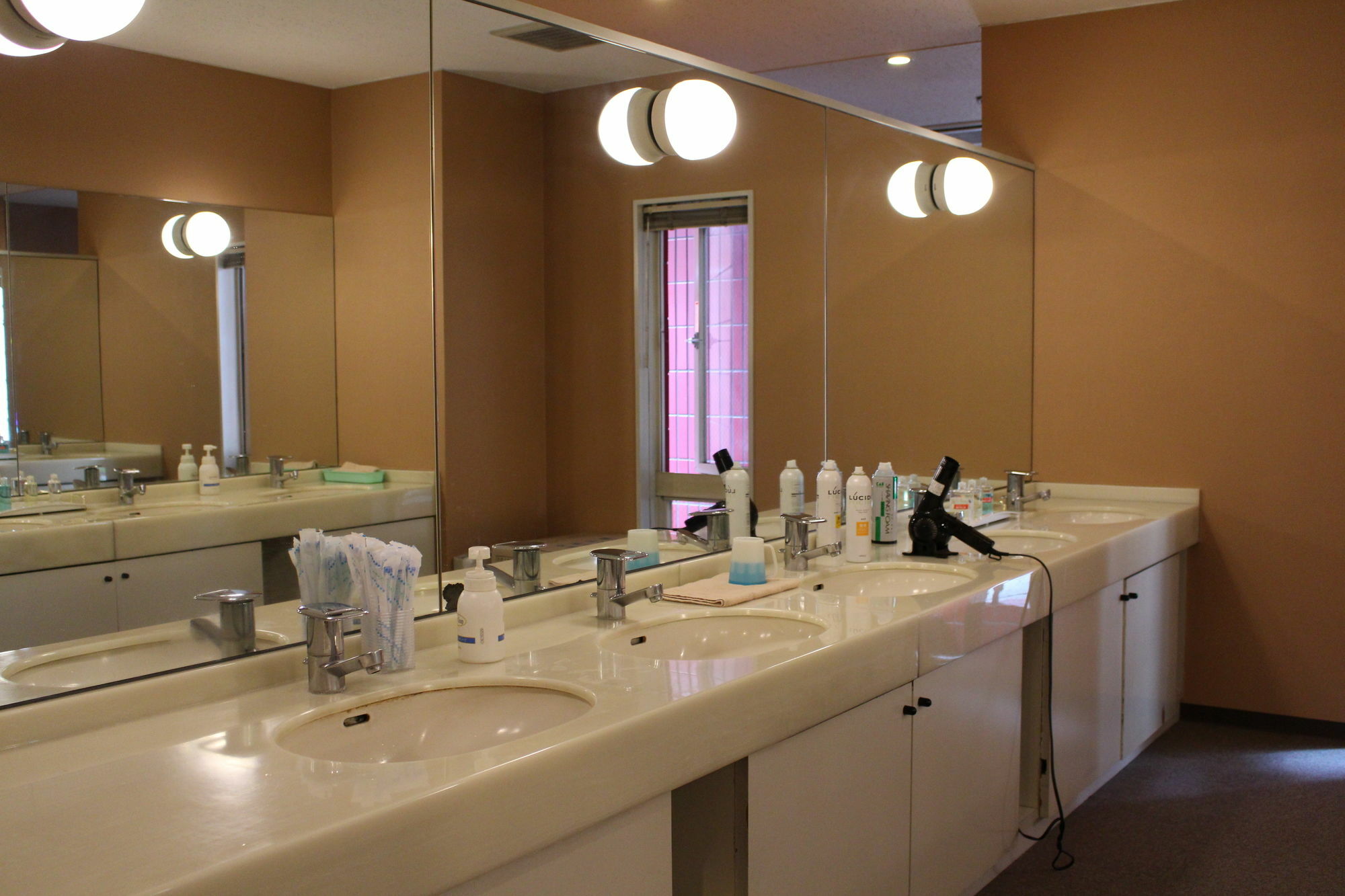 Sauna & Capsule Hotel Hokuo Tokyo Bagian luar foto